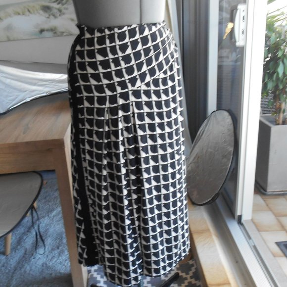 Zara Dresses & Skirts - ZARA Size 14 Black Cream geometric pattern midi skirt